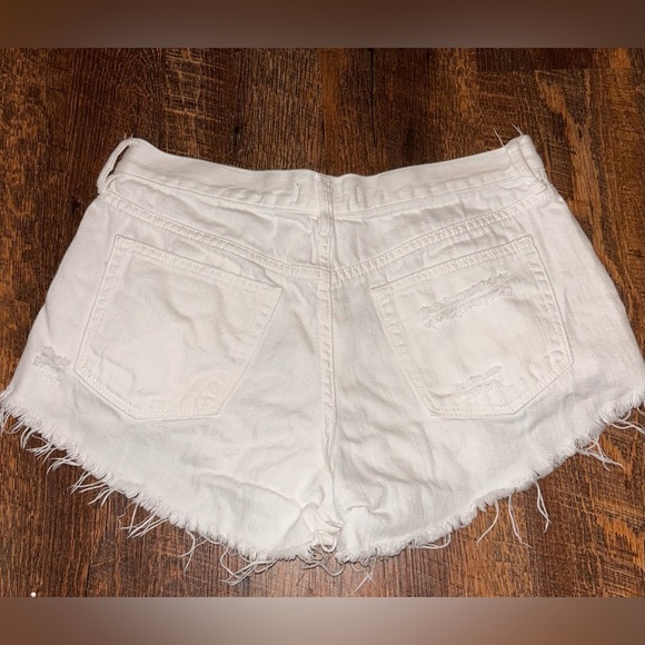 Free People We The Free Women's Size 28 White Denim Distressed Shorts Pockets - Picture 4 of 6